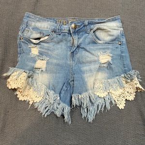 Cute shorts with lace details